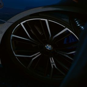 BMW M lichtmetalen velg, Y-spaak 846 M BMW 5 Reeks Berline G30 BMW M lichtmetalen velg, Y 846 M BMW 5 Reeks Berline G30 facelift 2020 Phytonicblau close-up