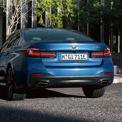 Achterschort BMW 5 Reeks Berline G30 Uitlaatpijpen met vrije vorm BMW 5 Reeks Berline G30 facelift 2020 Phytonicblau close-up achterkant