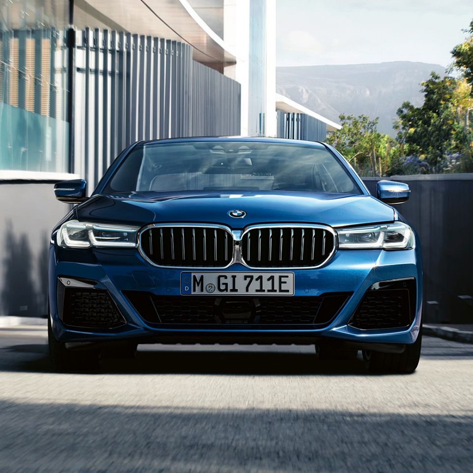 Dubbele nieren en voorschort BMW 5 Reeks Berline G30 Dubbele nieren en voorschort BMW 5 Reeks Berline G30 facelift 2020 Phytonicblau close-up voorkant