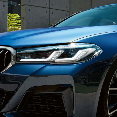 BMW Laserlight BMW 5 Reeks Berline G30 BMW Laserlight BMW 5 Reeks Berline G30 facelift 2020 Phytonicblau close-up voorkant