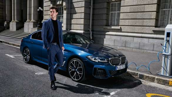 BMW 5 Reeks Berline plug-in-hybride 2021 G30 driekwart vooraanzicht ladend BMW 5 Reeks Berline plug-in-hybride 2021 G30 driekwart vooraanzicht ladend met model
