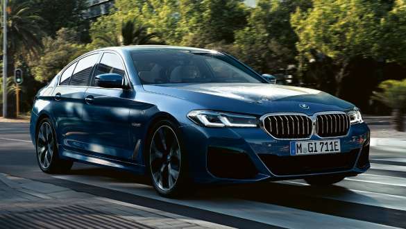 BMW 5 Reeks Berline G30, driekwart vooraanzicht BMW 5 Reeks Berline G30 facelift 2020 Phytonicblau metallic, driekwart vooraanzicht rijdend op de weg