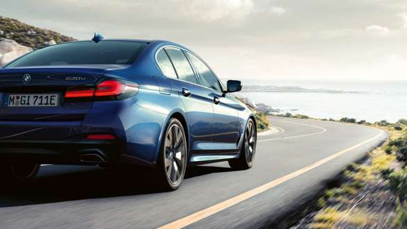 Integral Active Steering BMW 5 Reeks Berline G30 Integral Active Steering BMW 5 Reeks Berline G30 facelift 2020 driekwart achteraanzicht weergave in beweging