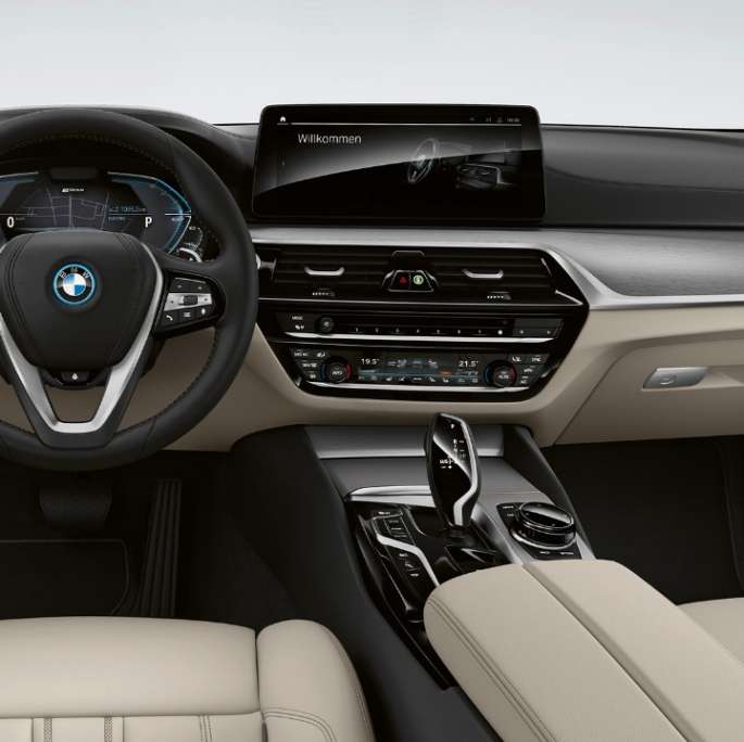 Cockpit BMW 5 Reeks Touring G31 basisuitrusting Cockpit BMW 5 Reeks Touring 530i G31 2020 basisuitrusting leder Dakota Elfenbeinweiß Exklusivnaht met contrasterende boord interieur