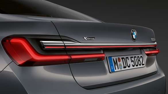 BMW 7 Reeks achterlichten BMW 7 Reeks: close-up van de achterlichten met lichtband