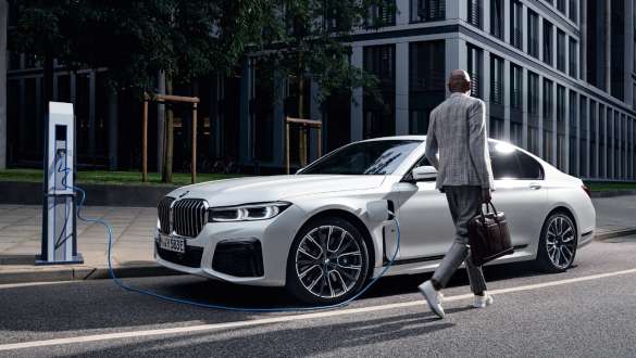 BMW 7 Reeks plug-in-hybride G11 G12 driekwart zijaanzicht ladend BMW 7 Reeks plug-in-hybride G11 G12 driekwart zijaanzicht ladend met model