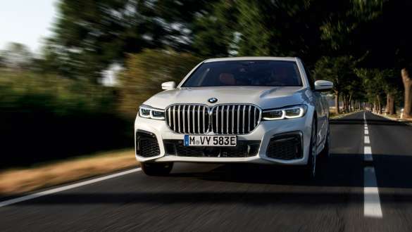 BMW 7 Reeks plug-in-hybride G11 G12 vooraanzicht rijdend BMW 7 Reeks plug-in-hybride G11 G12 vooraanzicht rijdend op de weg