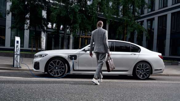 BMW 7 Reeks plug-in-hybride G11 G12 zijaanzicht ladend BMW 7 Reeks plug-in-hybride G11 G12 zijaanzicht ladend met model