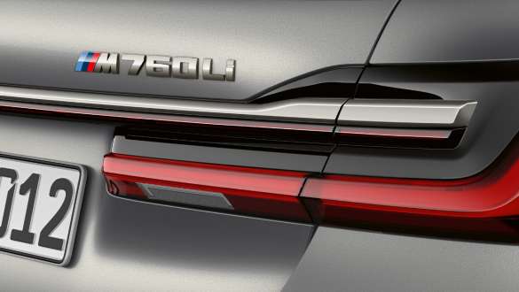 BMW 7 Reeks M760Li badge BMW 7 Reeks: close-up van de M760Li badge op de achterkant