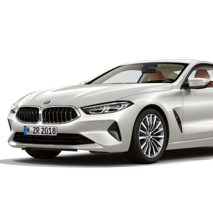 BMW 8 Reeks Coupé, driekwart vooraanzicht. BMW 8 Reeks Coupé, Mineralweiß metallic, driekwart vooraanzicht.