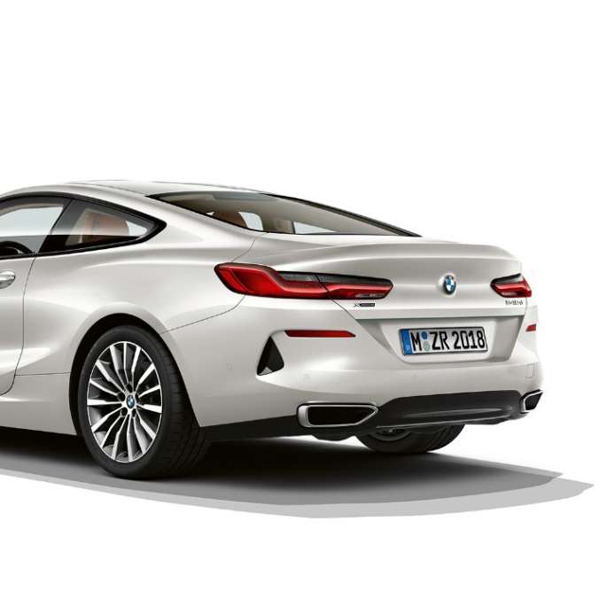 BMW 8 Reeks Coupé, driekwart achteraanzicht. BMW 8 Reeks Coupé, Mineralweiß metallic, driekwart achteraanzicht.