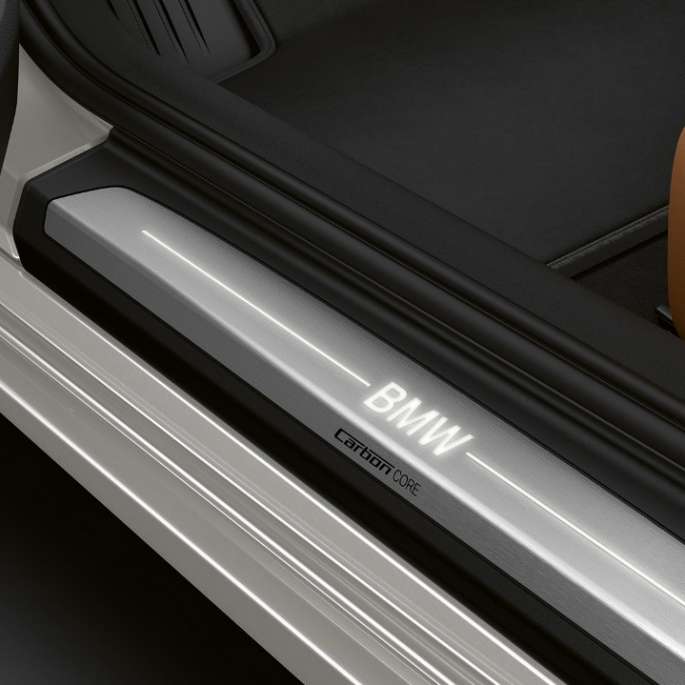 BMW 8 Reeks Coupé, deurdrempels. BMW 8 Reeks Coupé, deurdrempels met verlicht BMW opschrift.