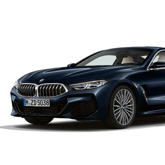BMW 8 Reeks Coupé, driekwart vooraanzicht. BMW 8 Reeks Coupé, Carbonschwarz metallic, driekwart vooraanzicht.