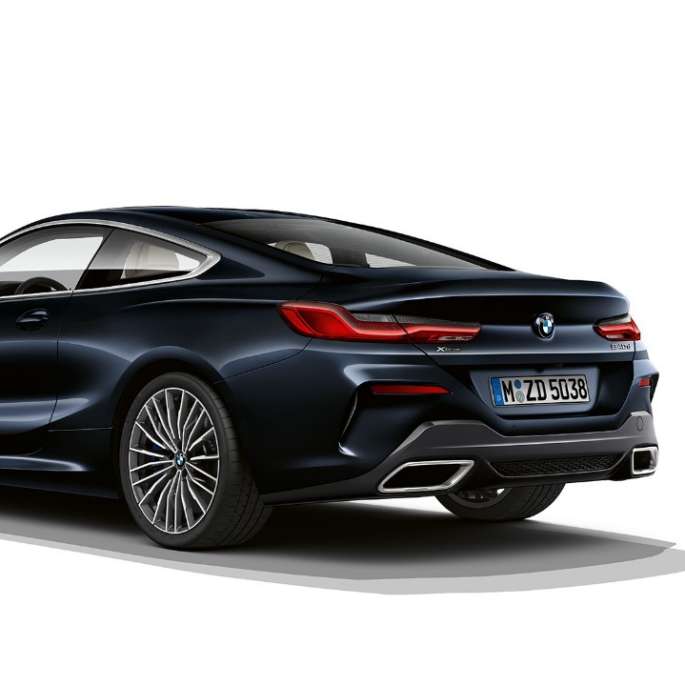 BMW 8 Reeks Coupé, driekwart achteraanzicht. BMW 8 Reeks Coupé, Carbonschwarz metallic, driekwart achteraanzicht.