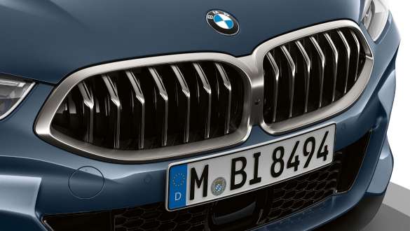 Nierspijltjes en inzet Air Breather G15. BMW 8 Reeks Coupé, focus voorkant, nierspijltjes en inzet Air Breather G15.