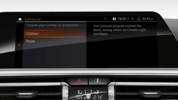 BMW Intelligent Personal Assistant G15. BMW 8 Reeks Coupé, Control Display met BMW Intelligent Personal Assistant G15.