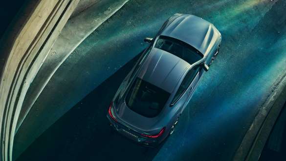 Integral Active Steering G15. BMW 8 Reeks Coupé, rijdende opname vanuit vogelperspectief, Integral Active Steering G15.