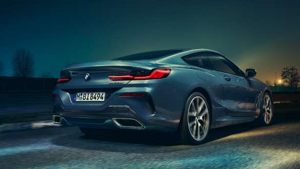 Uitlaatpijpen en achterwielen G15. BMW 8 Reeks Coupé, achteraanzicht onderaan, uitlaatpijpen en achterwielen G15.