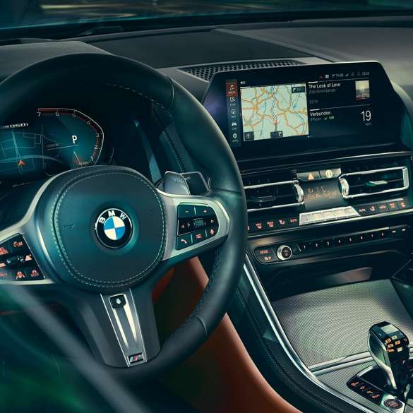 BMW 8 Reeks Coupé, cockpit G15. BMW 8 Reeks Coupé, cockpit, close-up met stuur en Control Display G15.