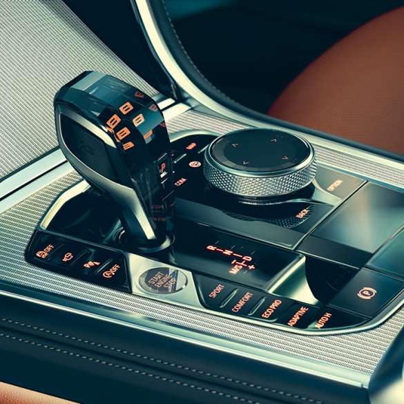 BMW 8 Reeks Coupé, interieur G15. BMW 8 Reeks Coupé, interieur, close-up van de keuzehendel G15.