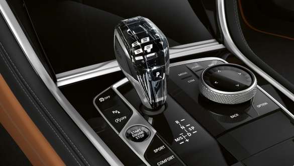 Glasafwerking CraftedClarity BMW 8 Reeks Gran Coupé G16 LCI facelift 2022 Glasafwerking CraftedClarity BMW 8 Reeks Gran Coupé G16 LCI facelift 2022 close-up middenconsole