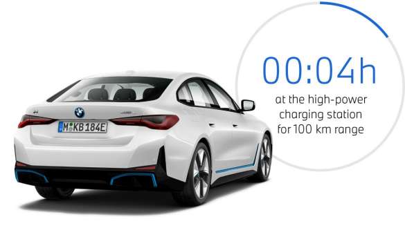 BMW i4 eDrive40 G26 2021 driekwart achteraanzicht met grafiek voor laadduur BMW i4 eDrive40 G26 2021 driekwart achteraanzicht met grafiek voor laadduur