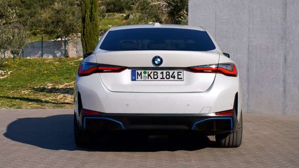 Achteraanzicht BMW i4 eDrive40 G26 2021 parkerend BMW i4 eDrive40 G26 2021 Mineralweiß achteraanzicht parkerend