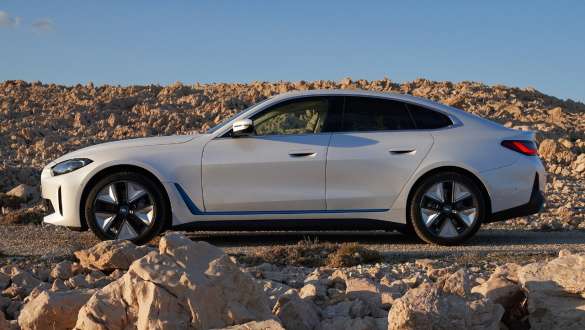 Zijaanzicht op het terrein BMW i4 eDrive40 G26 2021 BMW i4 eDrive40 G26 2021 Mineralweiß zijaanzicht op het terrein