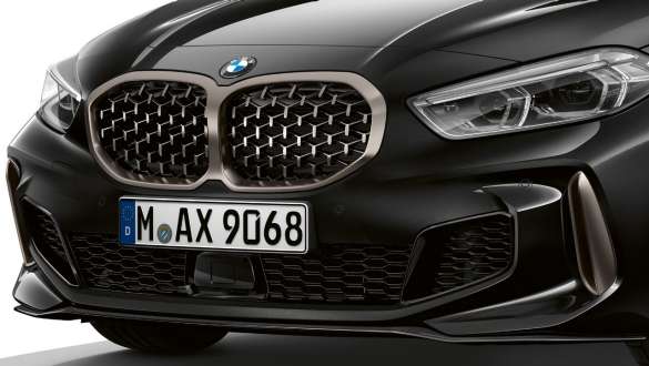 BMW nieren in mesh-design F40. BMW M135i xDrive in Saphirschwarz metallic met BMW nieren in mesh-design in Ceriumgrau F40.