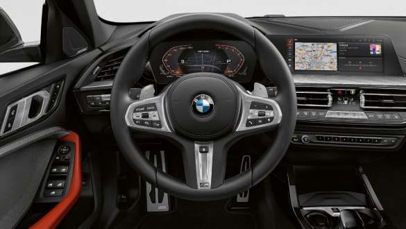 Lederen M stuur F40. BMW M135i xDrive cockpit met lederen M stuur F40.