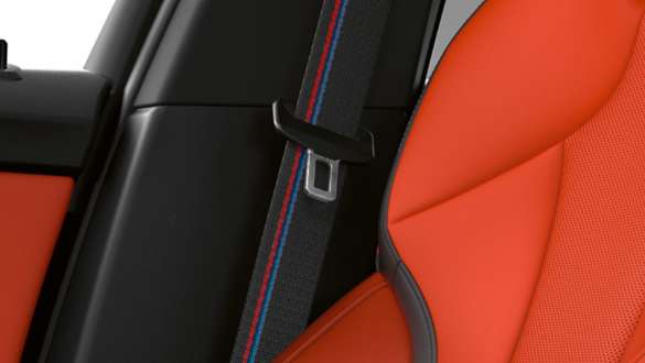 M veiligheidsgordels F40. BMW M135i xDrive interieur met M veiligheidsgordels F40.
