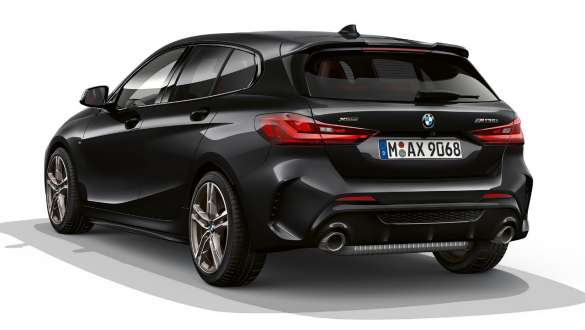 M aerodynamicapakket F40. BMW M135i xDrive in Saphirschwarz metallic achteraanzicht met M aerodynamicapakket F40.