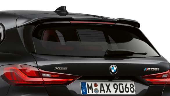 M achterspoiler F40. BMW M135i xDrive in Saphirschwarz metallic achteraanzicht met M achterspoiler F40.