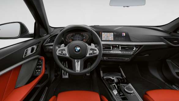 Decoratieve lijsten in Illuminated Boston. BMW M135i xDrive interieur met verlichte decoratieve lijsten in Illuminated Boston.