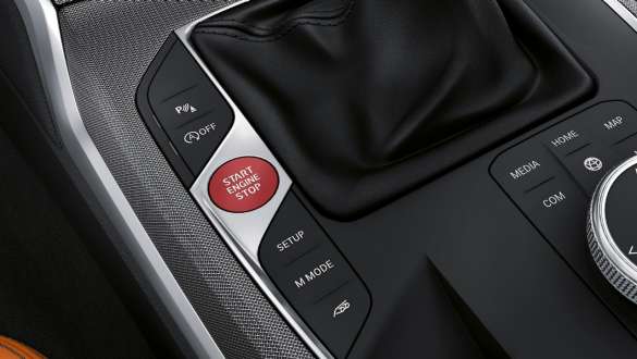 Start-/stopknop in rood BMW M3 Berline G80 2020 interieur BMW M3 Berline G80 2020 start-/stopknop in rood middenconsole interieur