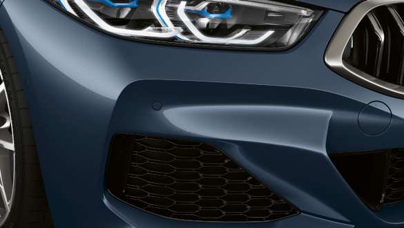 Luchtinlaten van het M aerodynamicapakket G15. BMW M850i xDrive Cabrio in Barcelona Blau metallic met M aerodynamicapakket, luchtinlaten G15.
