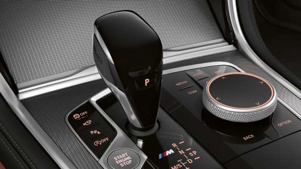 Glasafwerking ‘CraftedClarity’ G15. BMW M850i xDrive, interieur, detailaanzicht keuzehendel met glasafwerking 'CraftedClarity' G15.