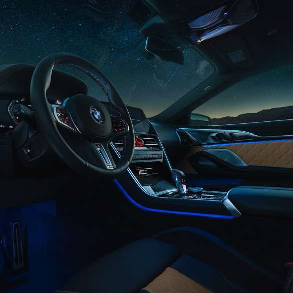 BMW M8 Competition Coupé, cockpit F92. BMW M8 Competition Cabrio, cockpit ‘s nachts met lederen M stuur en blauwe sfeerverlichting F92.