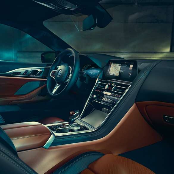 BMW M850i xDrive Coupé, cockpit G15. BMW M850i xDrive Coupé, cockpit met BMW Live Cockpit Professional en lederen M stuur G15.