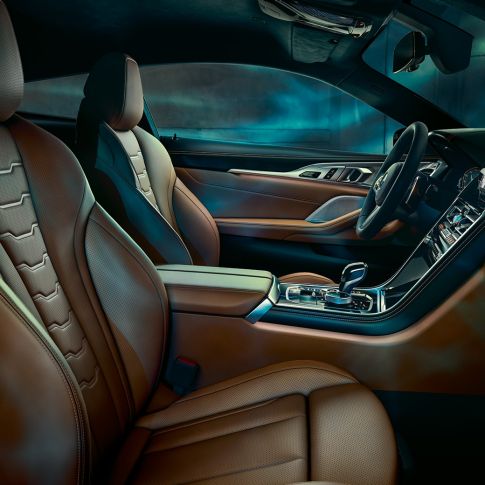BMW M850i xDrive Coupé, interieur G15. BMW M850i xDrive Coupé, interieur met multifunctionele zetels in BMW Individual uitgebreide lederuitrusting Merino Tartufo/Schwarz G15.