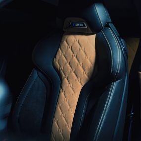 BMW M8 Competition Coupé, M sportzetel F92. BMW M8 Competition Coupé, M sportzetel met M8 badge en bekleding in volleder Merino Schwarz met contrast in Midrand Beige F92.