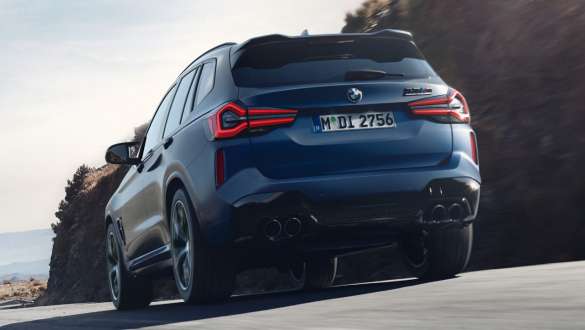 M xDrive BMW X3 M Competition F97 LCI facelift 2021 BMW X3 M Competition F97 LCI facelift 2021 Frozen Marina Bay Blau metallic rijdend achteraanzicht kikvorsperspectief M xDrive