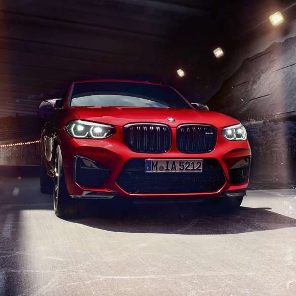 BMW X4 M Competition, vooraanzicht F98. BMW X4 M Competition in Toronto Rot metallic, exterieur, vooraanzicht F98.