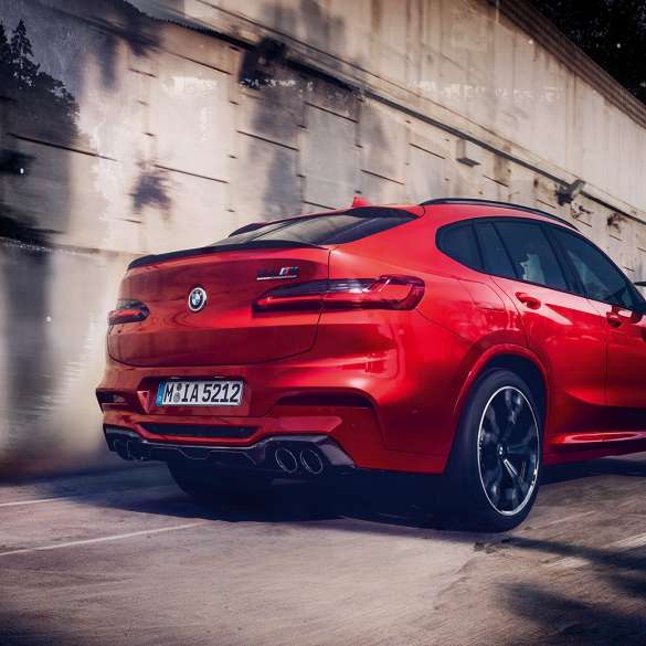 BMW X4 M Competition, spiegelbehuizingen van carbon F98. BMW X4 M Competition in Toronto Rot metallic, exterieur, M Carbon exterieurpakket, spiegelbehuizingen van carbon F98.