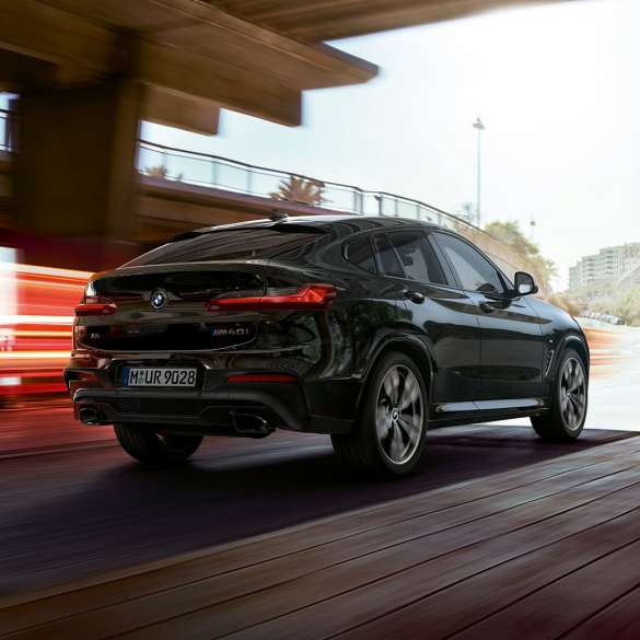 BMW X4 M40i, driekwart vooraanzicht G02. BMW X4 M40i in Saphirschwarz metallic, rijdend, exterieur, driekwart vooraanzicht met lichtstrepen G02.