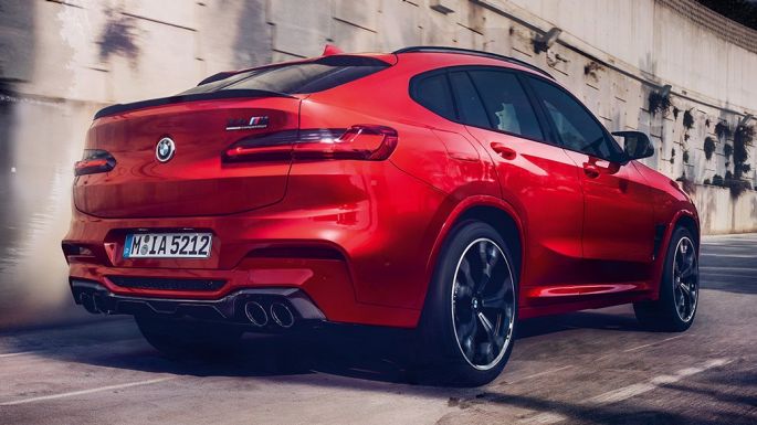 BMW X4 M Competition, zijdelings achteraanzicht F98. BMW X4 M Competition in Toronto Rot metallic, exterieur, zijdelings achteraanzicht F98.