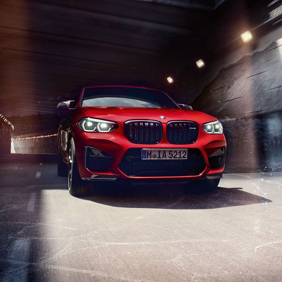 BMW X4 M Competition, driekwart vooraanzicht F98. BMW X4 M Competition in Toronto Rot metallic, exterieur, driekwart vooraanzicht F98.