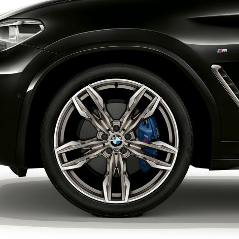 BMW X4 M40i en BMW X4 M40d, BMW M 21" lichtmetalen velgen G02. BMW X4 M40i en BMW X4 M40d in Saphirschwarz metallic, exterieur, zijaanzicht met BMW M 21" lichtmetalen velgen, dubbelspaak G02.