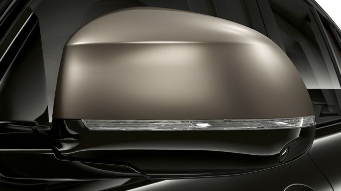 BMW X4 M40i en BMW X4 M40d, spiegelbehuizingen G02. BMW X4 M40i en BMW X4 M40d in Saphirschwarz metallic, exterieur, gegalvaniseerde spiegelbehuizingen in Cerium Grey G02.