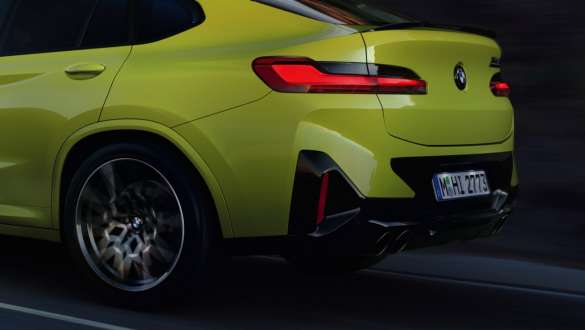 M xDrive BMW X4 M Competition F98 LCI facelift 2021 BMW X4 M Competition F98 LCI facelift 2021 M xDrive driekwart achteraanzicht